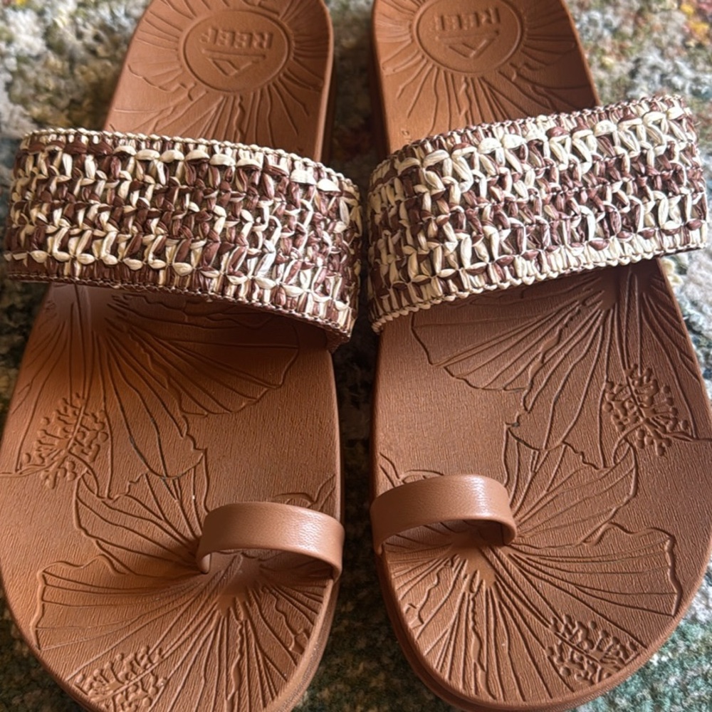 REEF WOMENS SANDALS IN SZ 9… VERY GENTLY WORN.